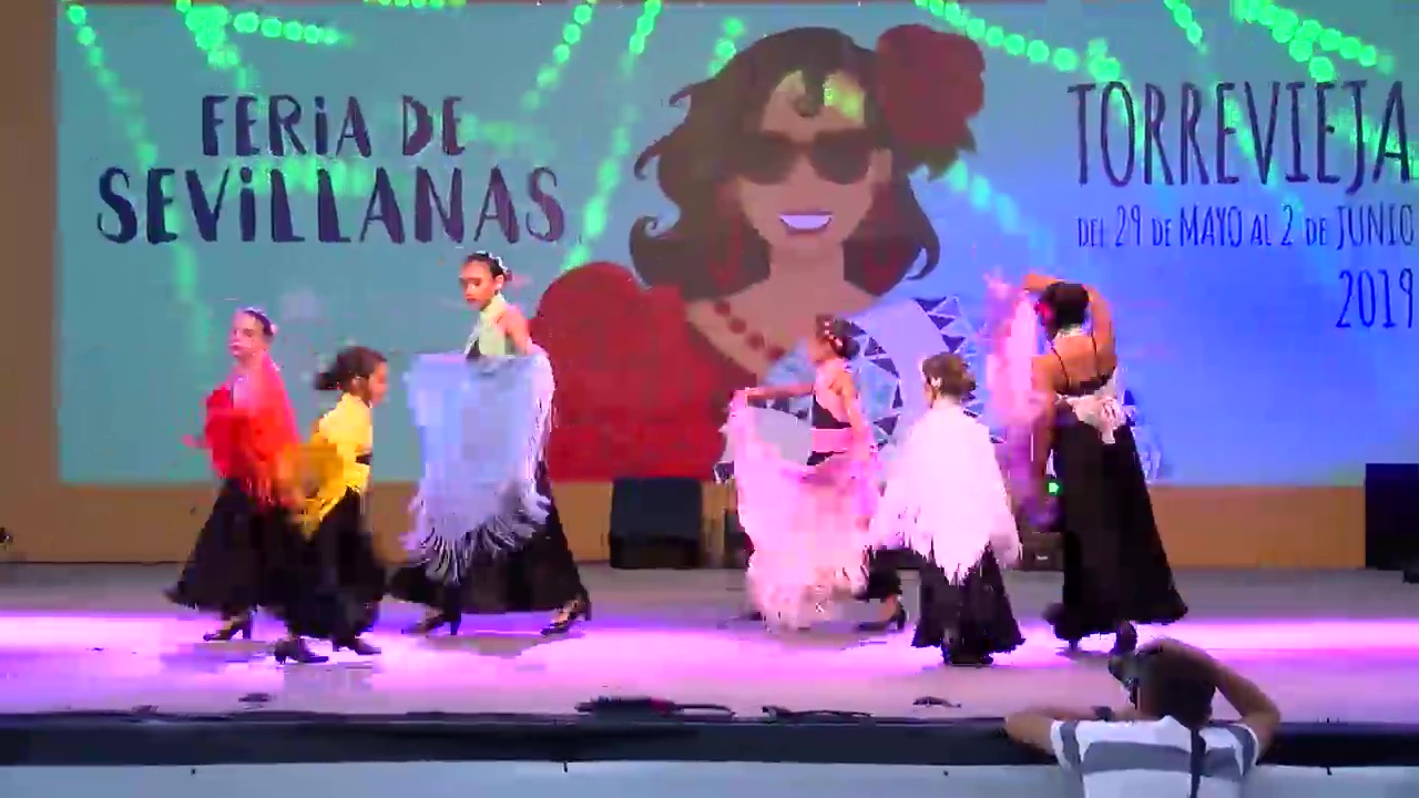 Actuación de la Escuela de Baile Dharma y acto de clausura